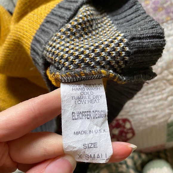 Hufflepuff badger sweater - Picture 5 of 5